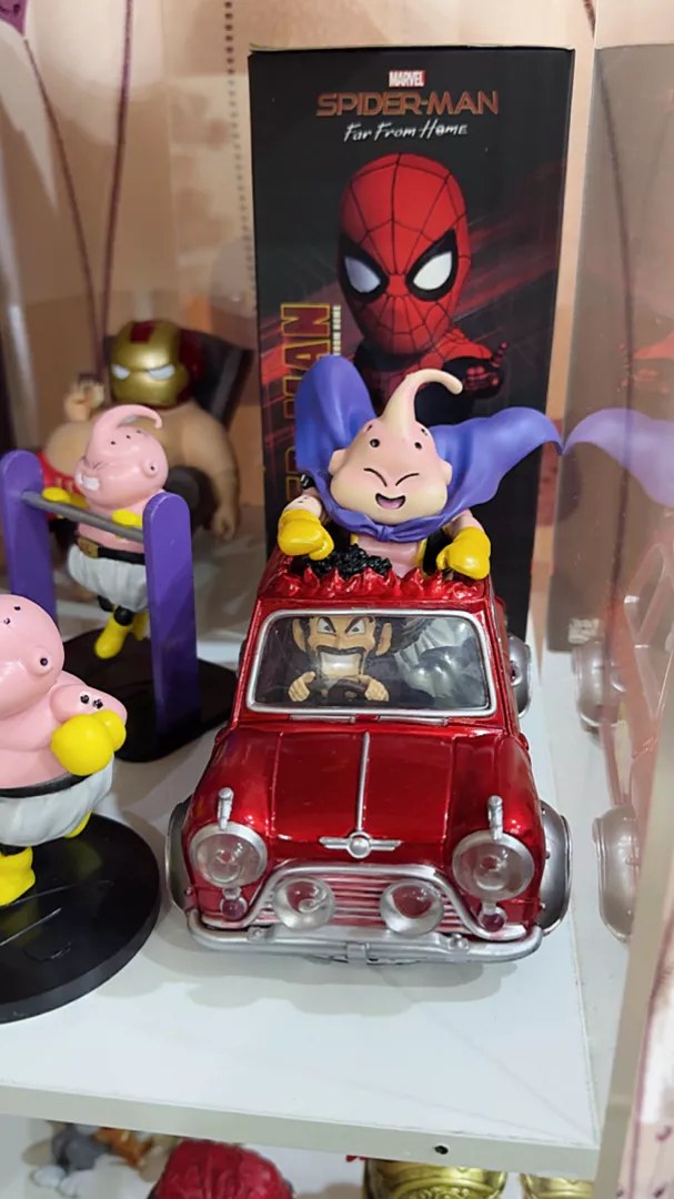 Trong thế giới Dragon Ball, Majin Buu luôn là một trong những nhân vật mang tính biểu tượng nhờ ngoại hình độc đáo, tính cách hài hước nhưng cũng vô cùng nguy hiểm. Khác với nhiều phản diện lạnh lùng khác, Majin Buu vừa đáng sợ vừa “tấu hài”, tạo nên nét cuốn hút rất riêng khiến cộng đồng fan anime cực kỳ yêu thích.