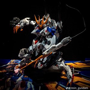 Gundam Barbatos Lupus Rex là dạng nâng cấp cuối cùng và mạnh nhất của Gundam Barbatos trong series Mobile Suit Gundam: Iron-Blooded Orphans. Đây là Mobile Suit được sử dụng bởi Mikazuki Augus – nhân vật chính nổi tiếng với phong cách chiến đấu cực kỳ tàn bạo và áp đảo.