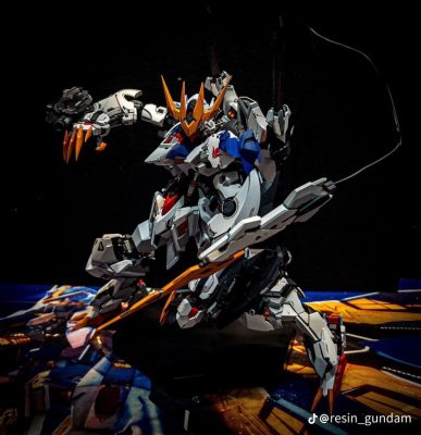 Gundam Barbatos Lupus Rex là dạng nâng cấp cuối cùng và mạnh nhất của Gundam Barbatos trong series Mobile Suit Gundam: Iron-Blooded Orphans. Đây là Mobile Suit được sử dụng bởi Mikazuki Augus – nhân vật chính nổi tiếng với phong cách chiến đấu cực kỳ tàn bạo và áp đảo.