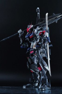Gundam Barbatos Dark Custom là một phiên bản tùy biến cực kỳ nổi bật của dòng Gundam Barbatos trong series nổi tiếng Mobile Suit Gundam: Iron-Blooded Orphans. Với phong cách thiết kế mang màu sắc đen huyền bí kết hợp cùng các chi tiết đỏ hoặc tím mạnh mẽ, mẫu Gundam này nhanh chóng trở thành lựa chọn yêu thích của cộng đồng đam mê Gunpla và mô hình anime trên toàn thế giới.