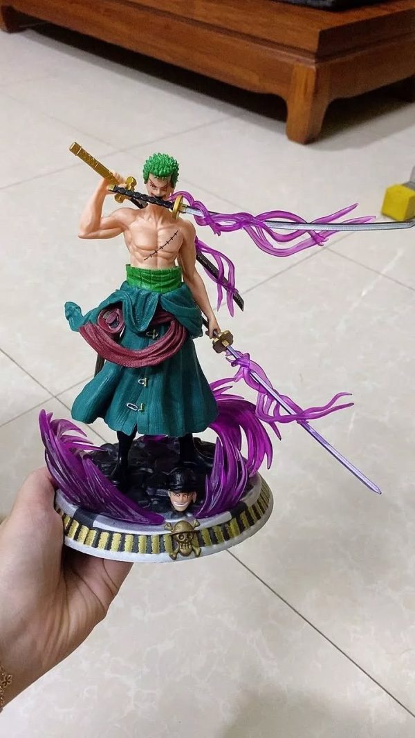ZORO EMMA là mô hình, figure hoặc tượng tái hiện thanh kiếm Enma huyền thoại gắn liền với nhân vật Roronoa Zoro trong series anime/manga đình đám One Piece. Đây là một trong những thanh kiếm mạnh nhất mà Zoro từng sở hữu và cũng là món vũ khí giúp anh tiến gần hơn tới danh hiệu kiếm sĩ mạnh nhất thế giới.