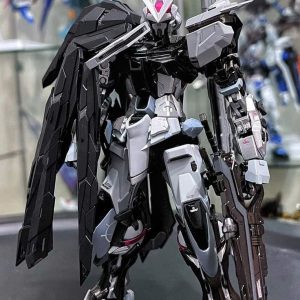 Strike Freedom Gundam là một trong những mobile suit nổi tiếng và mạnh mẽ nhất của vũ trụ Gundam. Khi được custom theo phong cách dark futuristic với tone màu đen huyền bí, Strike Freedom Gundam Black Version nhanh chóng trở thành mẫu mô hình cực kỳ được yêu thích trong cộng đồng Gunpla và collector.